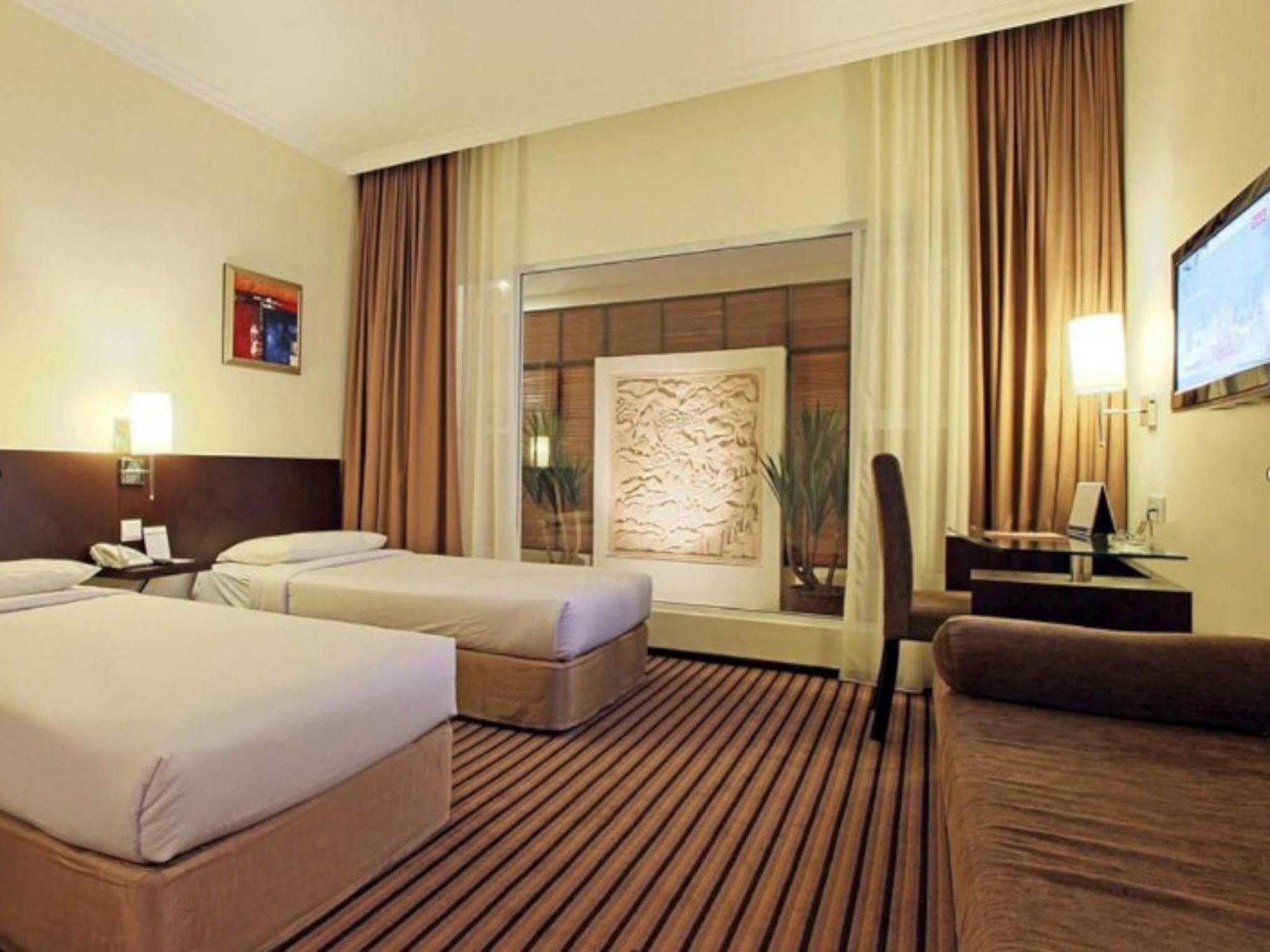 Harmoni One Convention Hotel And Service Apartments Batam Extérieur photo